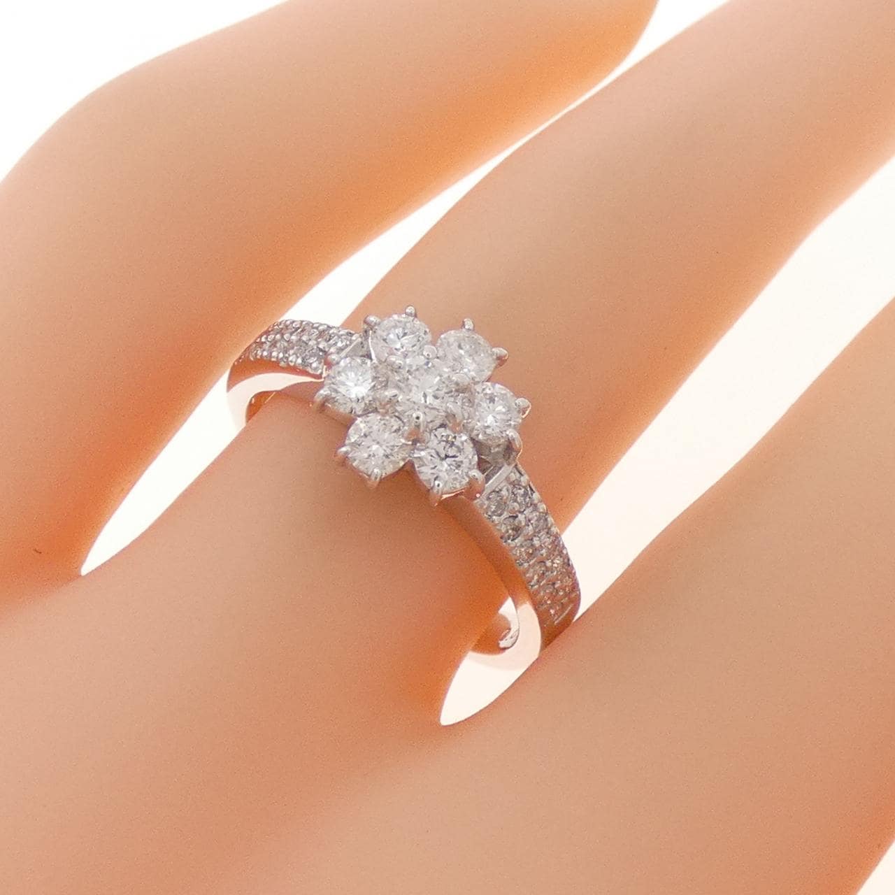 K18WG フラワー ダイヤモンド リング 0.64CT