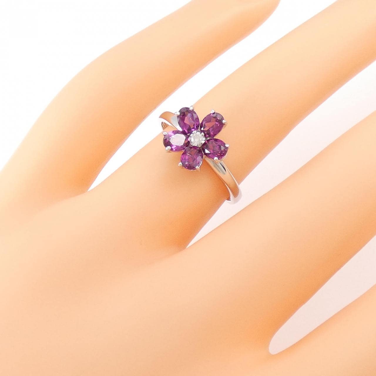 K18WG flower Garnet ring