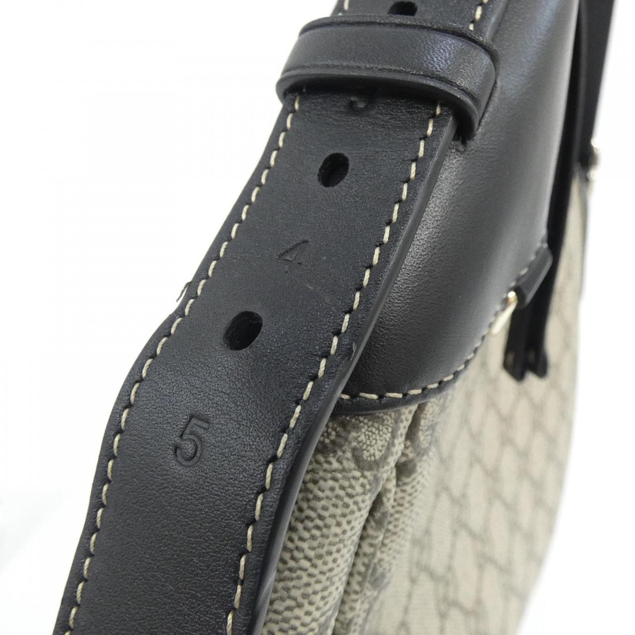 Gucci GG EMBLEM 815218 FAD6L单肩包