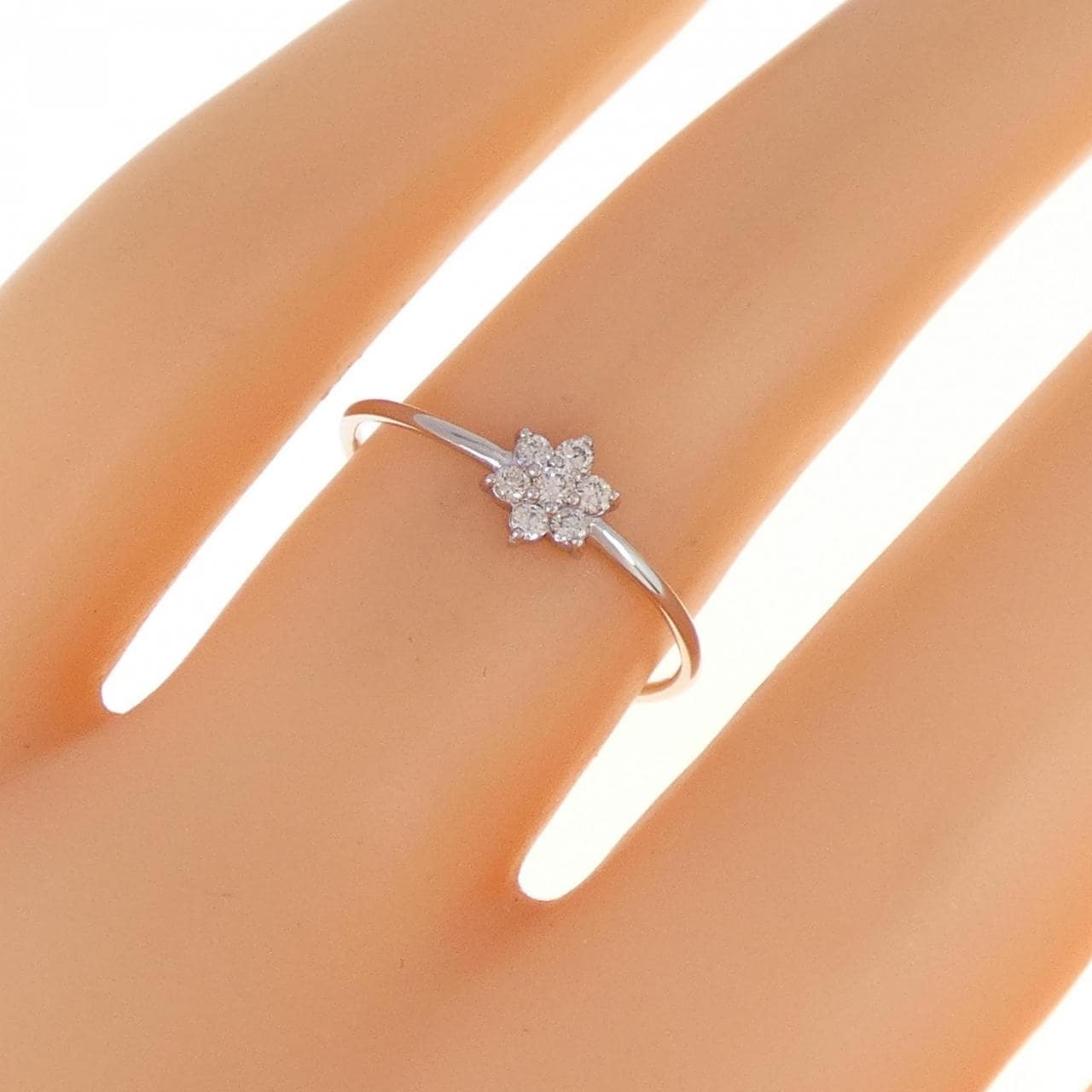 【新品】PT フラワー ダイヤモンド リング 0.10CT