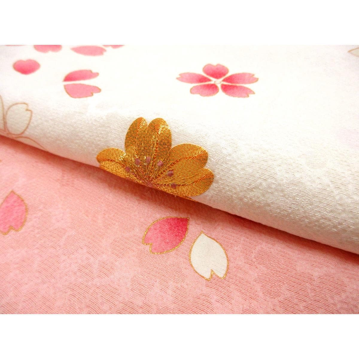 振袖　友禅金彩加工　刺繍入り