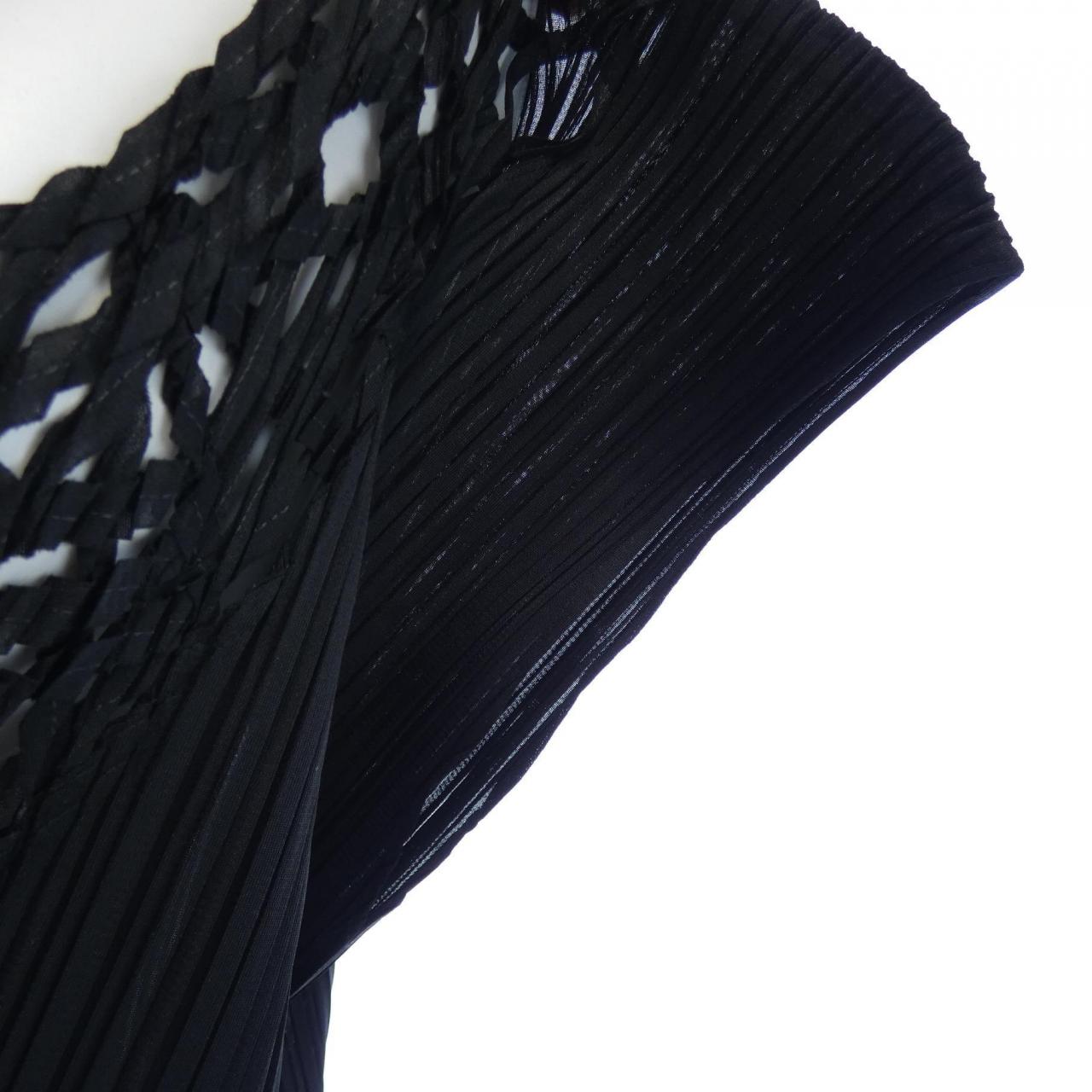 百褶PLEATS PLEASE上衣