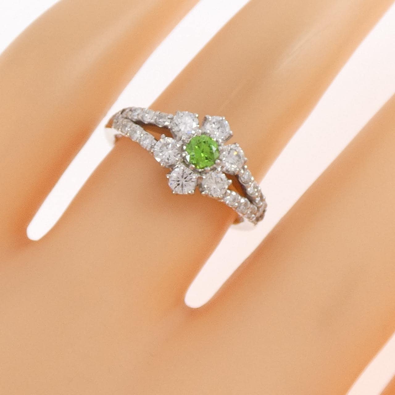 PT900 フラワー デマントイドガーネット リング 0.18CT
