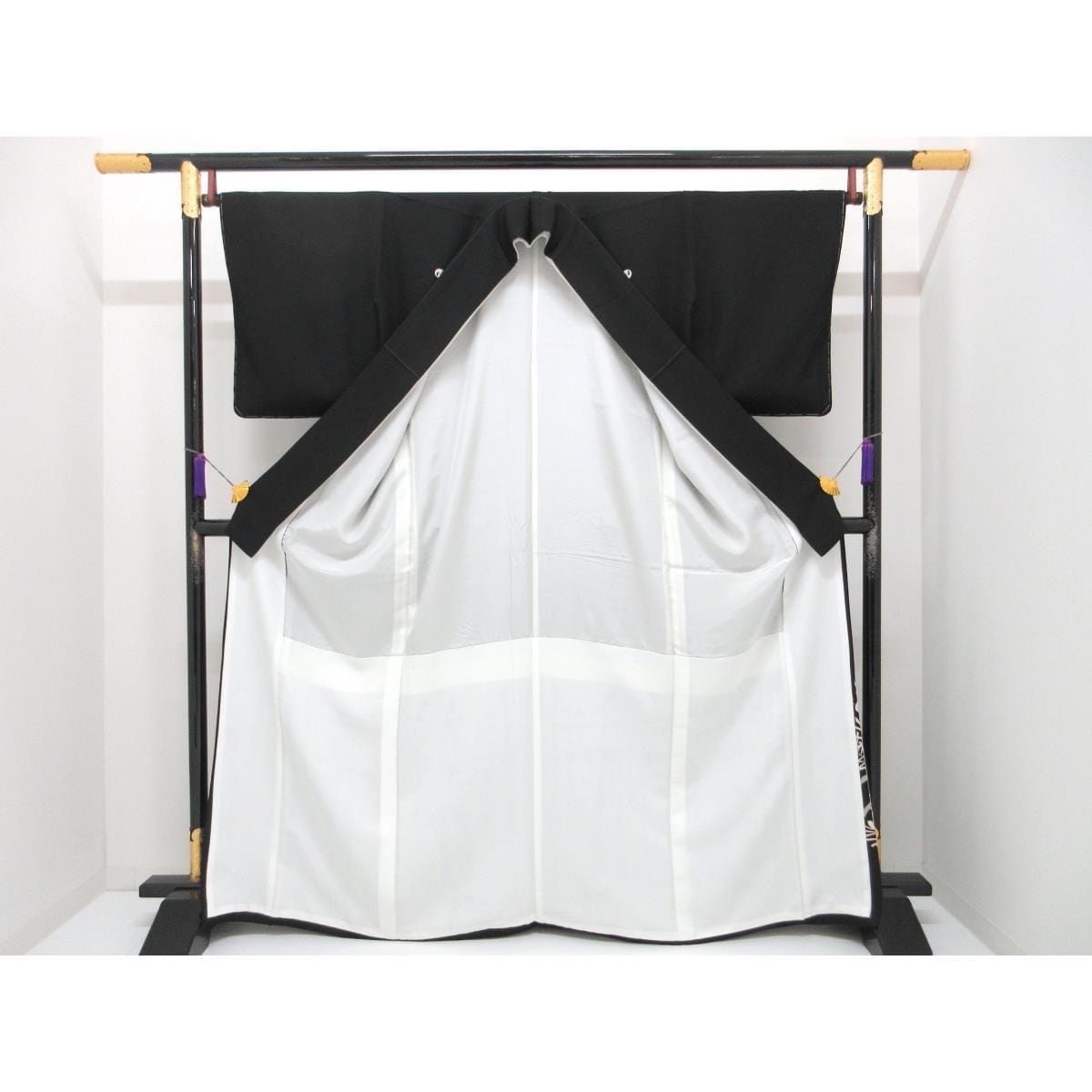 【未使用品】留袖　友禅金彩加工　刺繍入りボカシ染　左二ツ丁子巴　身幅Ｌ寸