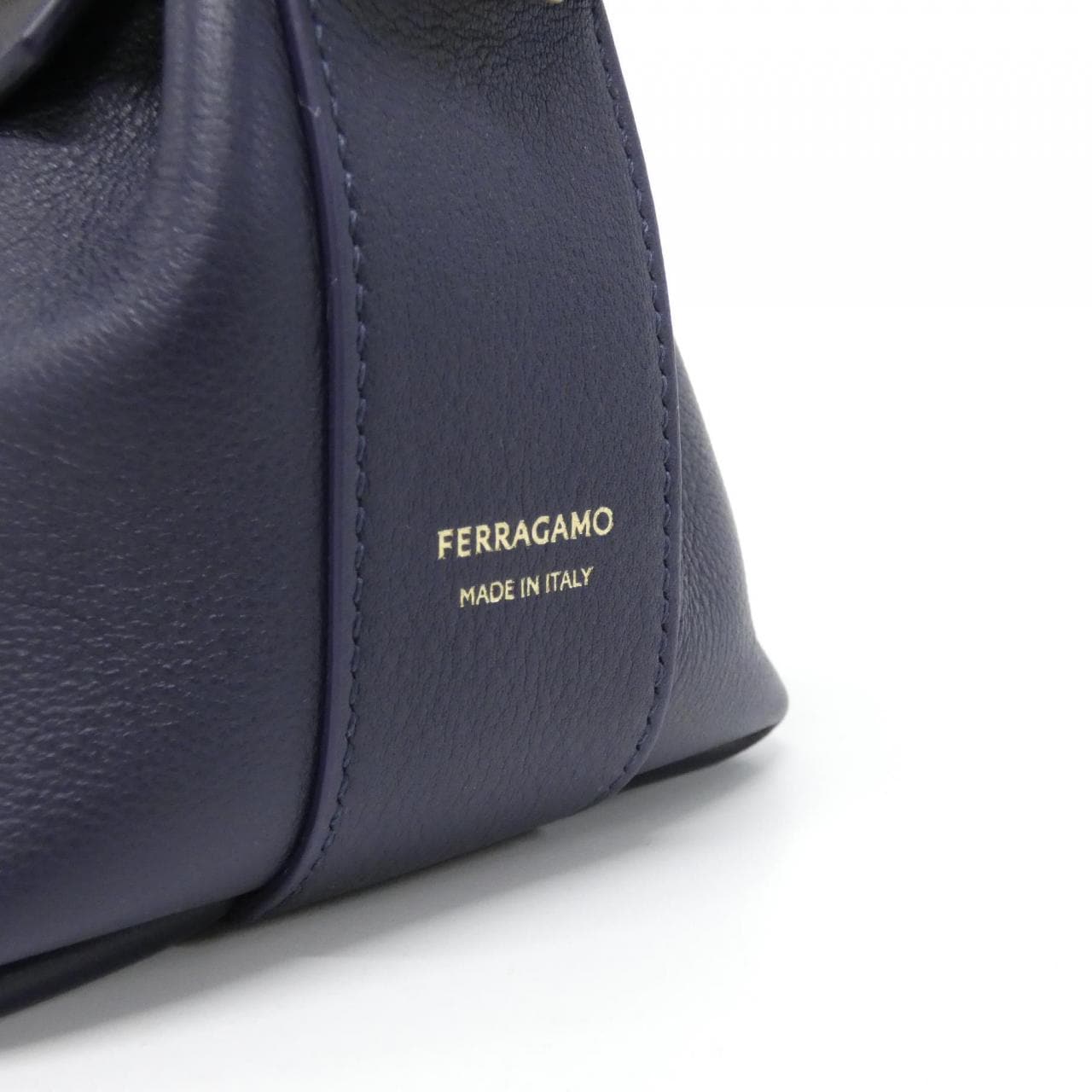 [BRAND NEW] SALVATORE FERRAGAMO HUG 21 5974 Shoulder Bag