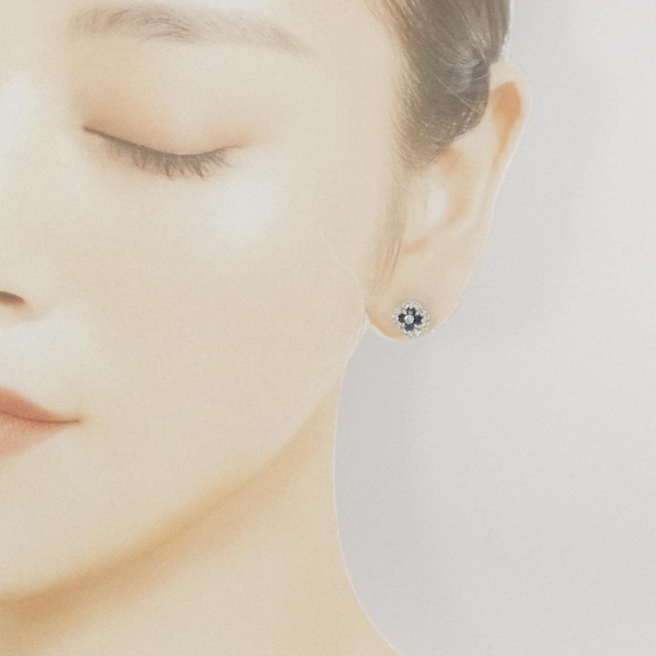 K18WG フラワー サファイヤ ピアス 0.56CT