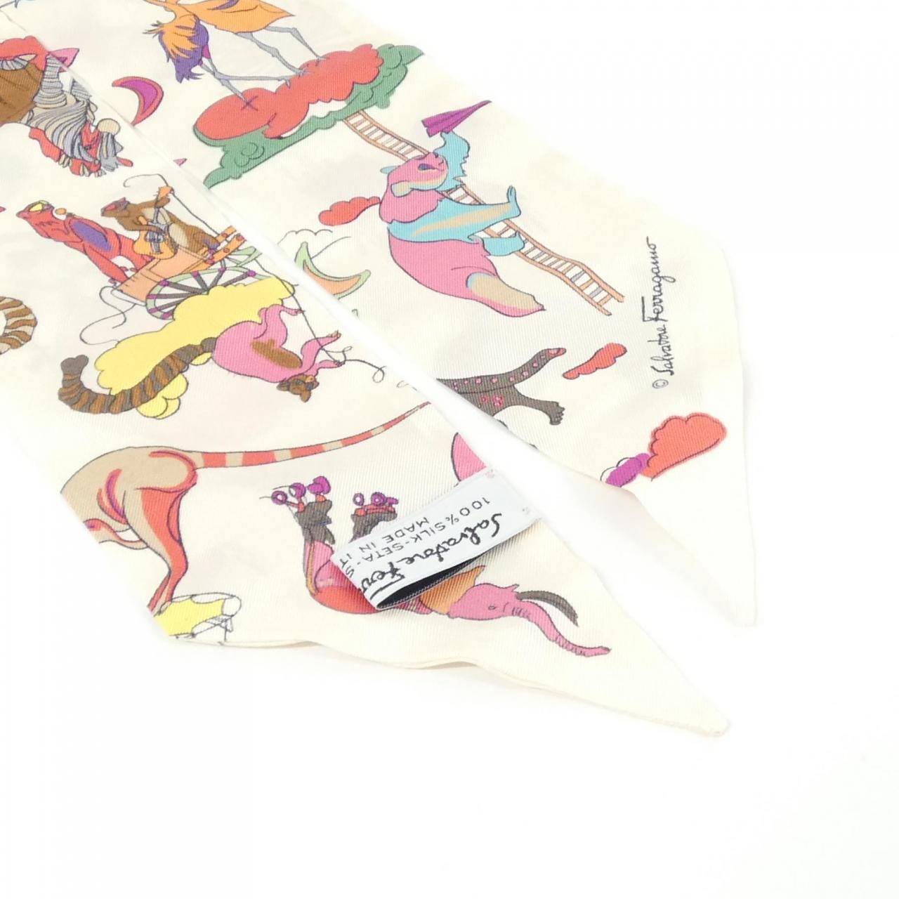 サルヴァトーレフェラガモ スカーフ