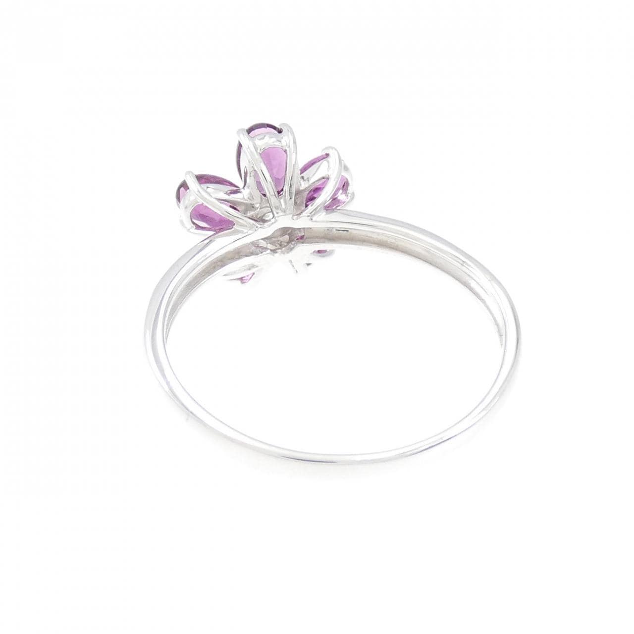 K18WG flower Garnet ring