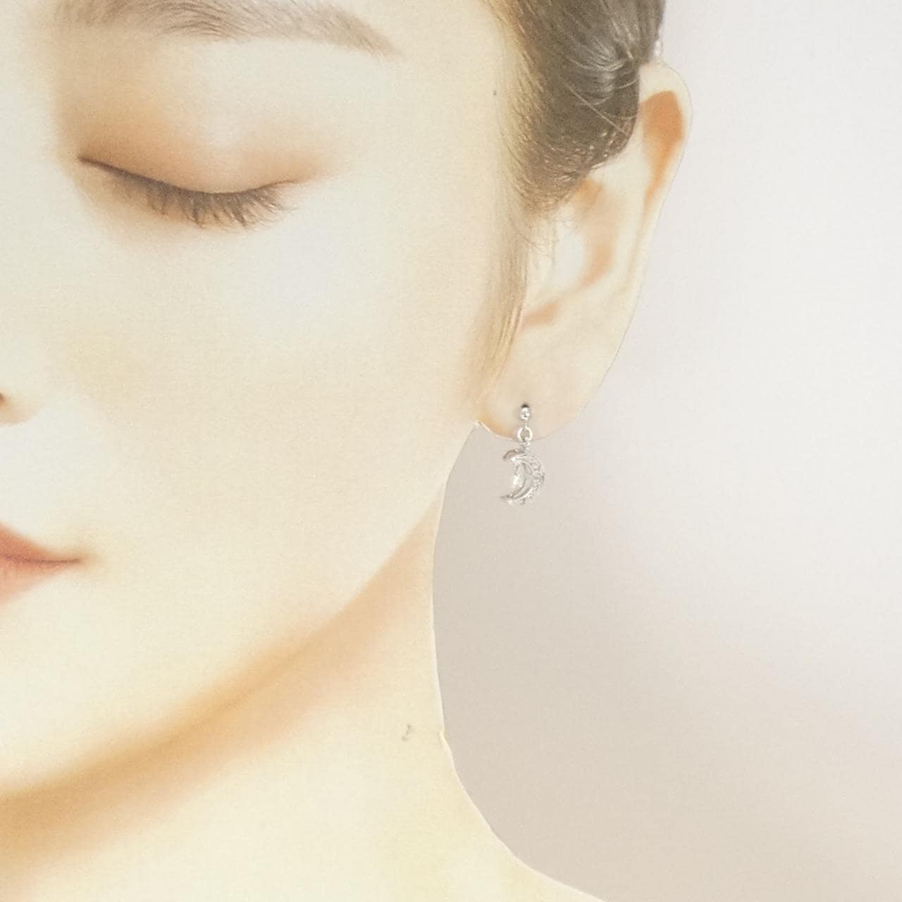 K18WG Moon Diamond Earrings 0.30CT