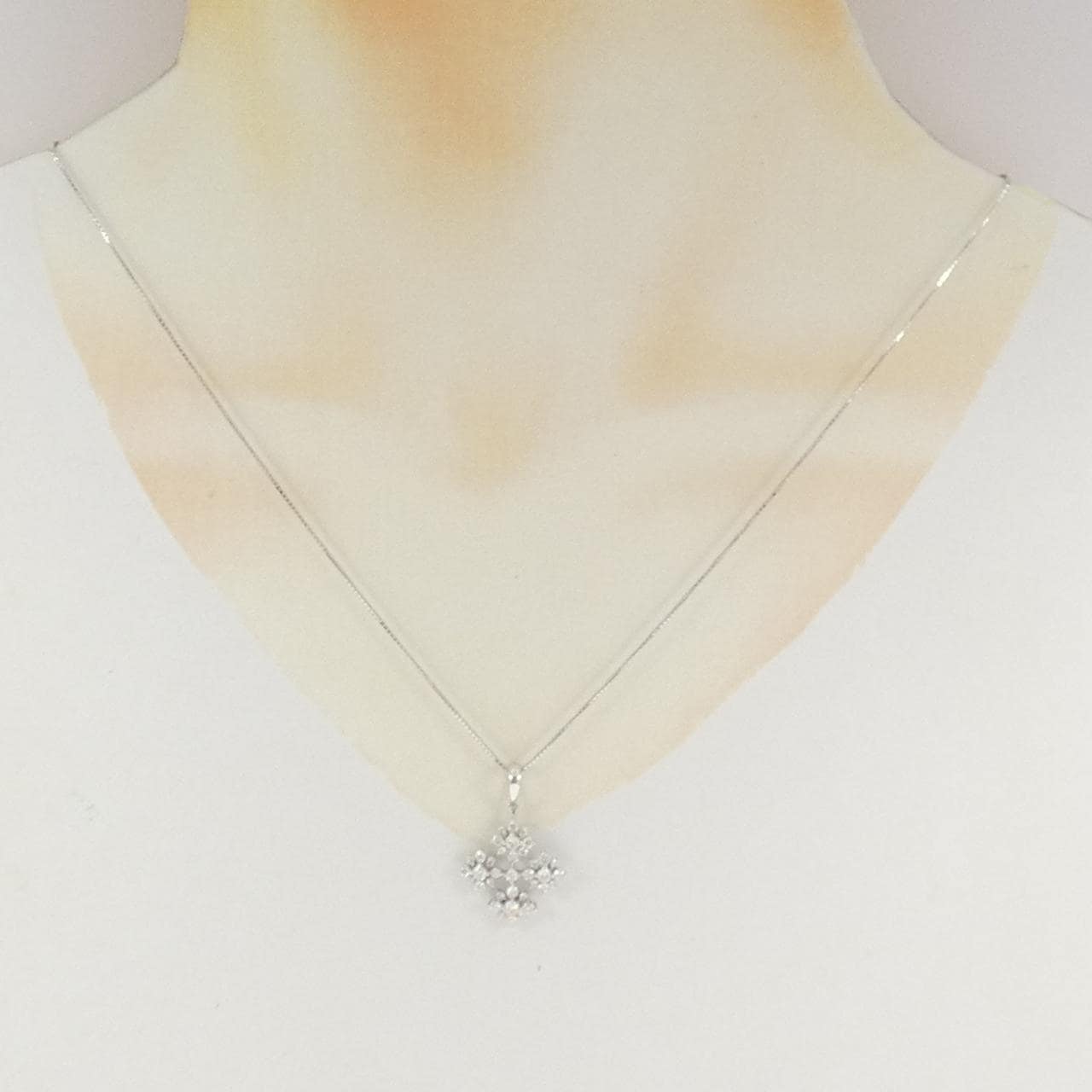 18KWG/K18WG フラワー ダイヤモンド ネックレス 0.80CT