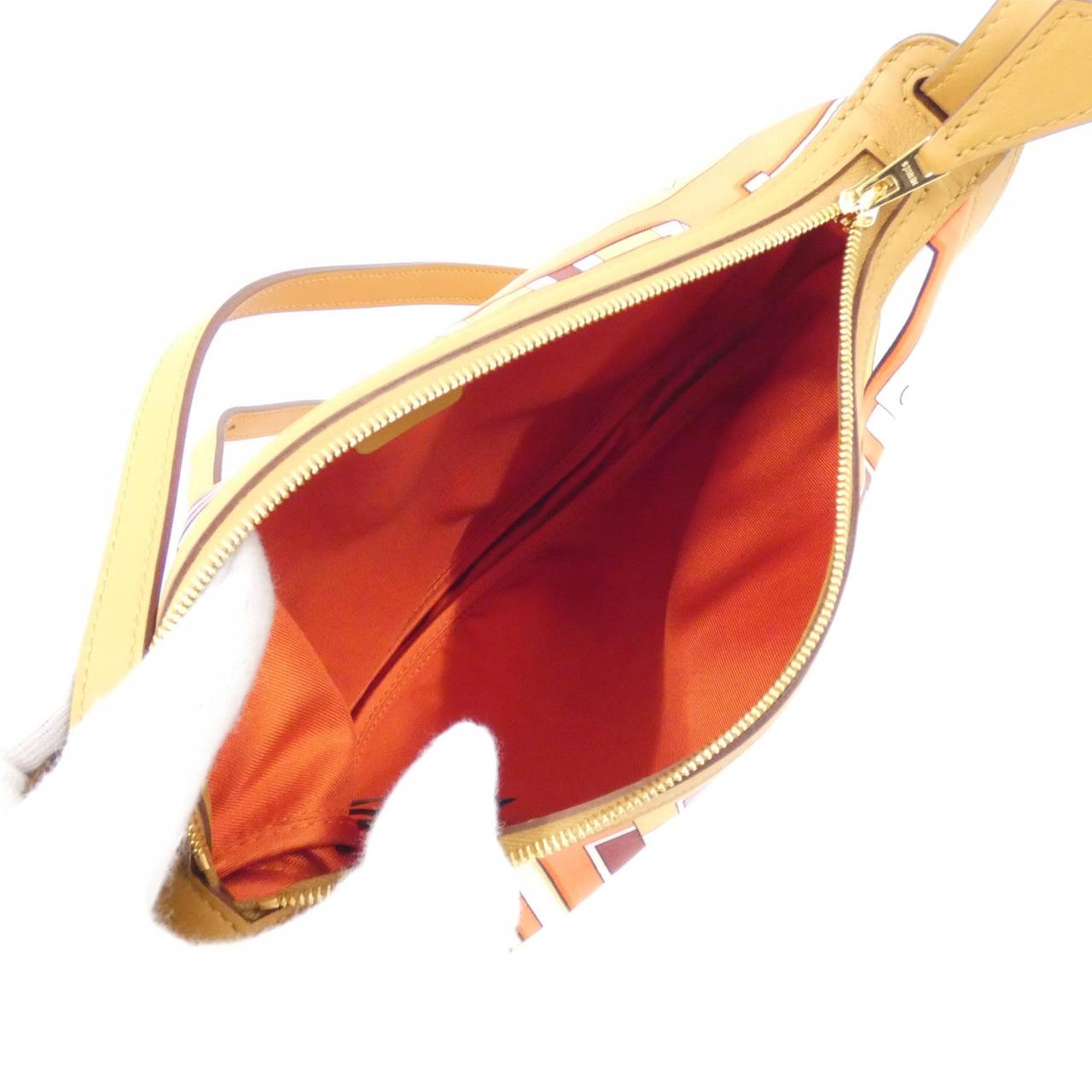 エルメス CARRE EN BOUCLES SURSOIE TO GO 085196CC ポーチ