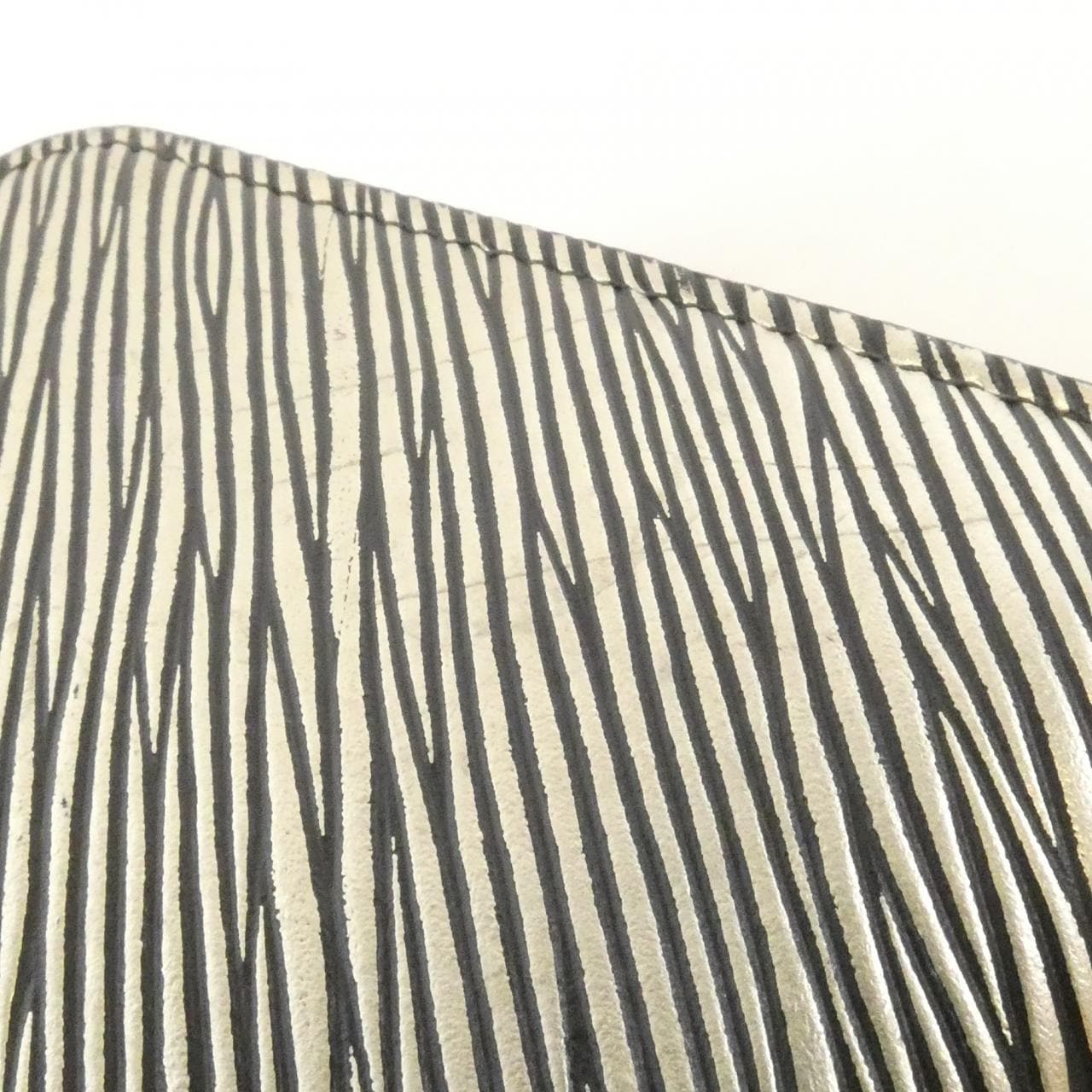 ルイヴィトン エピ プラティーヌ ジッピー ウォレット M62522 財布