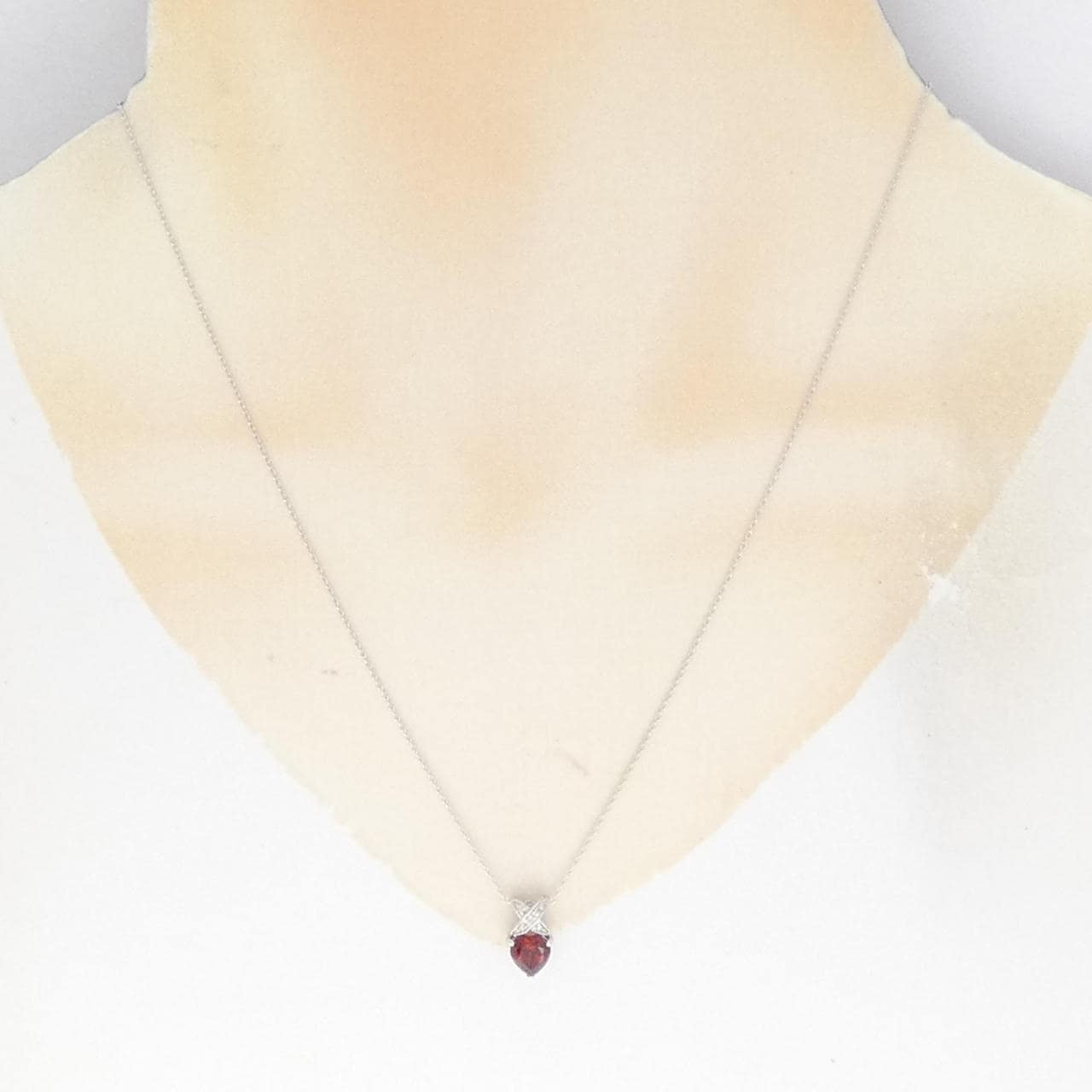 K10WG Heart Garnet Necklace