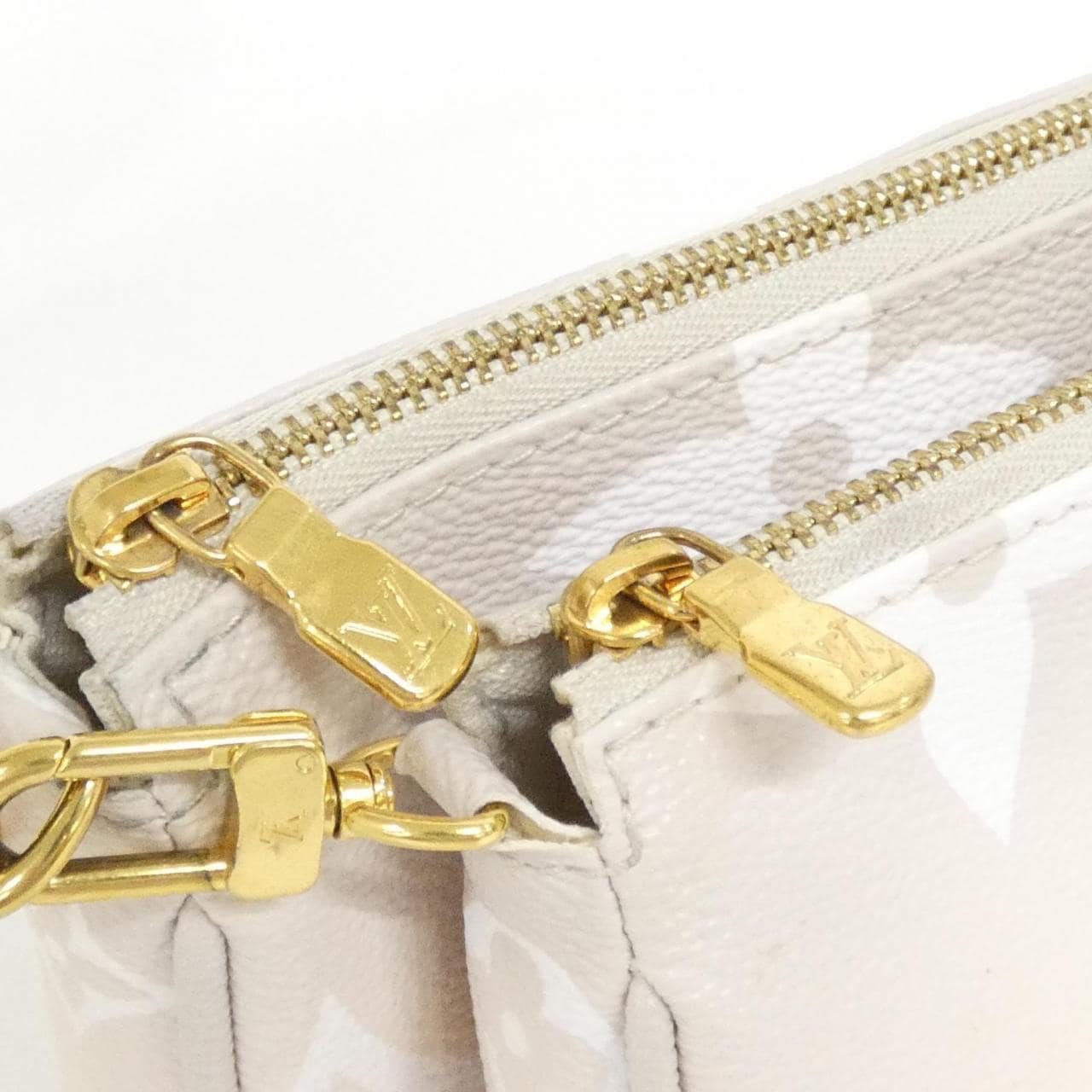LOUIS VUITTON by the Pool 多口袋配件 M57634 单肩包
