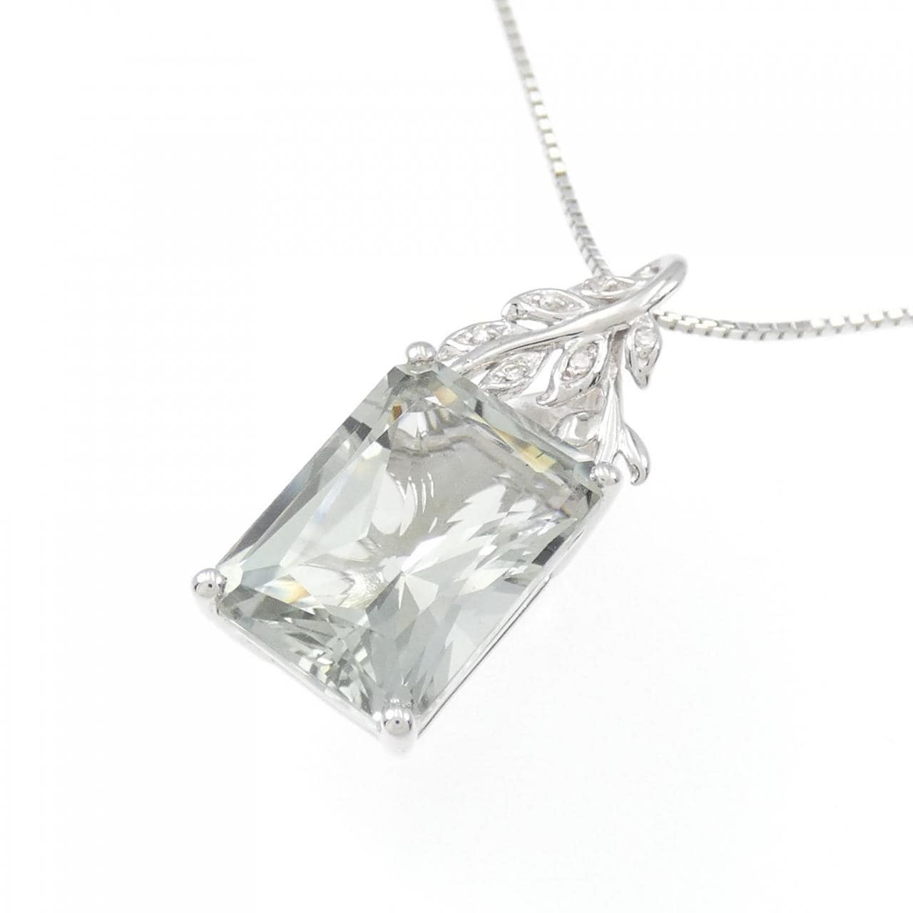 K18WG Quartz necklace