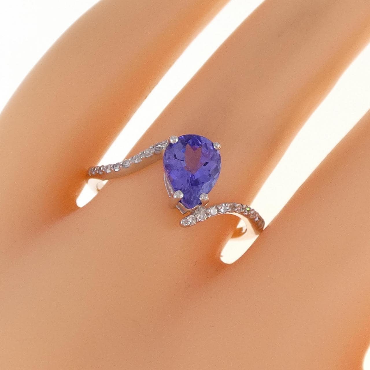 K18WG Tanzanite ring