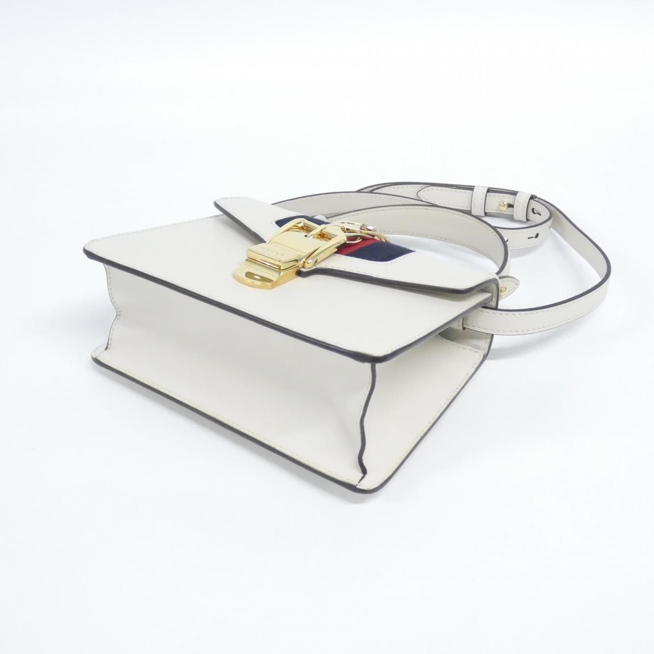 グッチ SYLVIE 470270 D4ZAG バッグ