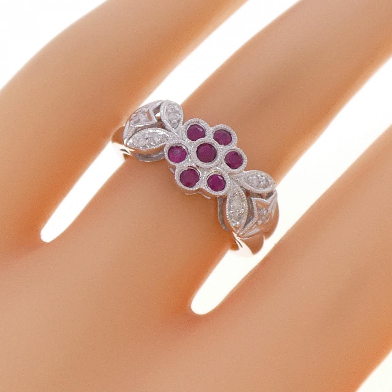 K18WG フラワー ルビー リング 0.30CT