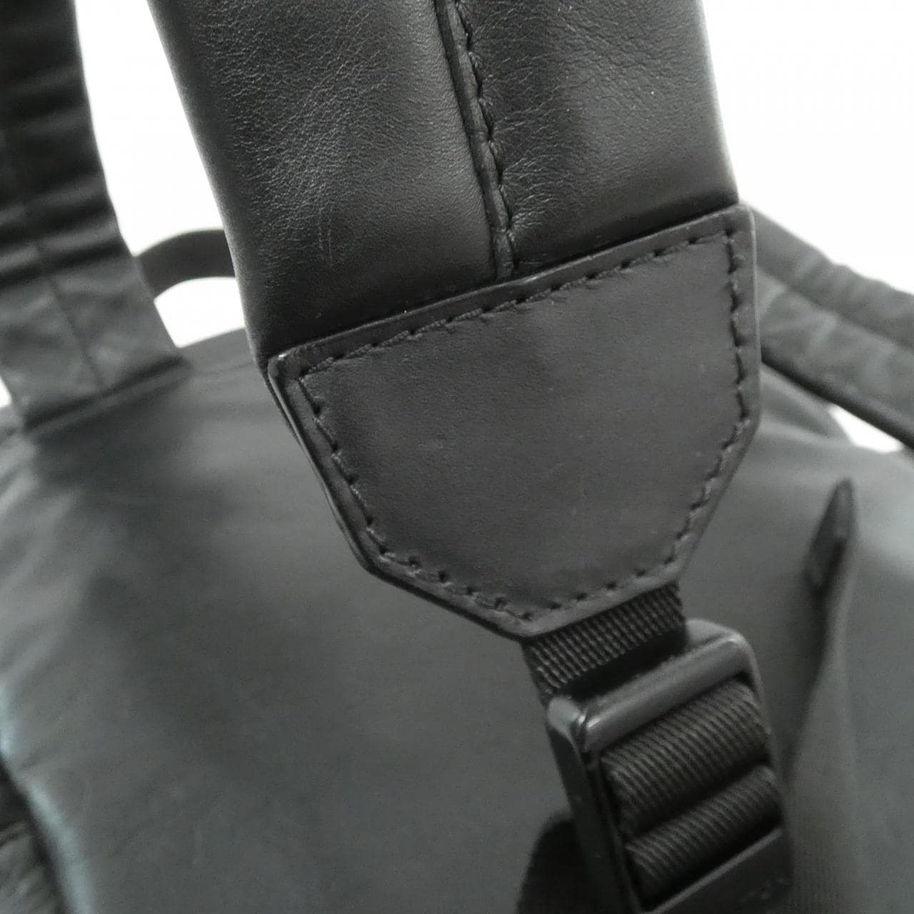 ルイヴィトン モノグラム シャドウ ディスカバリー バックパック M43680 リュックサック