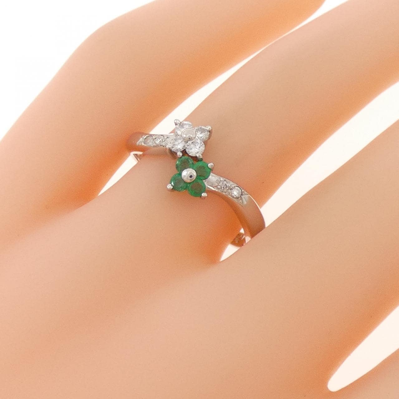 PT900 フラワー エメラルド リング 0.17CT