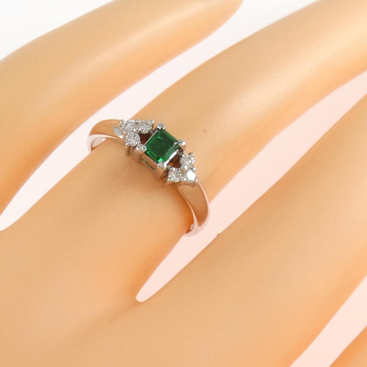 PT900 エメラルド リング 0.17CT