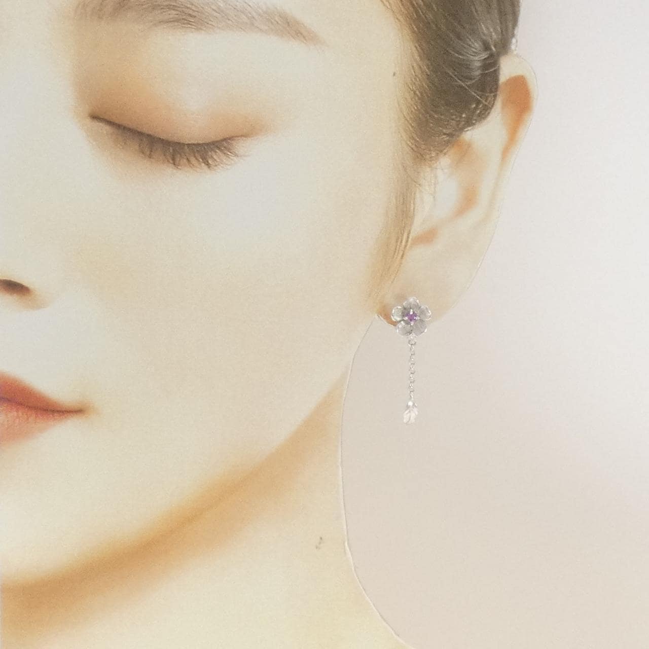 K18WG フラワー サファイヤ ピアス 0.26CT