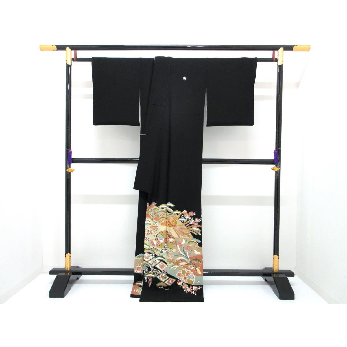 留袖　友禅金彩加工　刺繍入り　丸に三ツ柏
