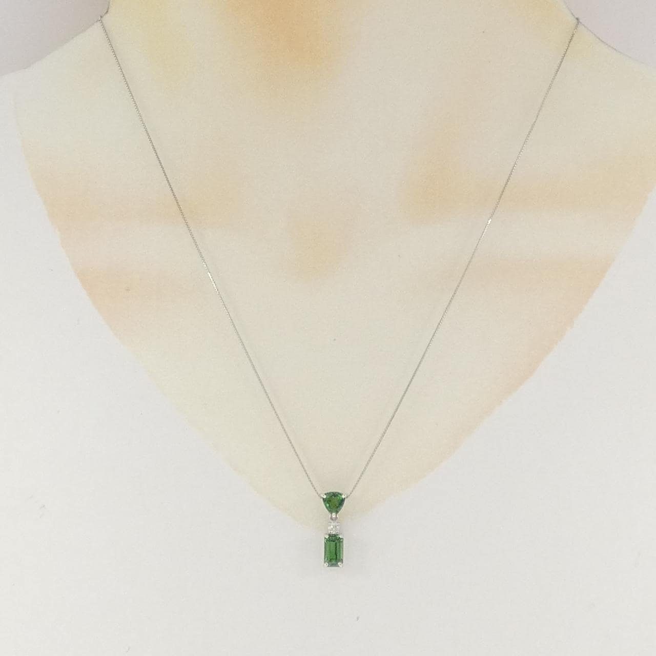 PT900/PT850 グリーンガーネット ネックレス 1.84CT