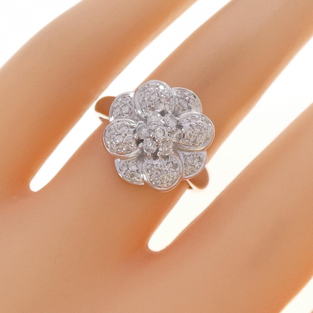 K18WG フラワー ダイヤモンド リング 0.34CT