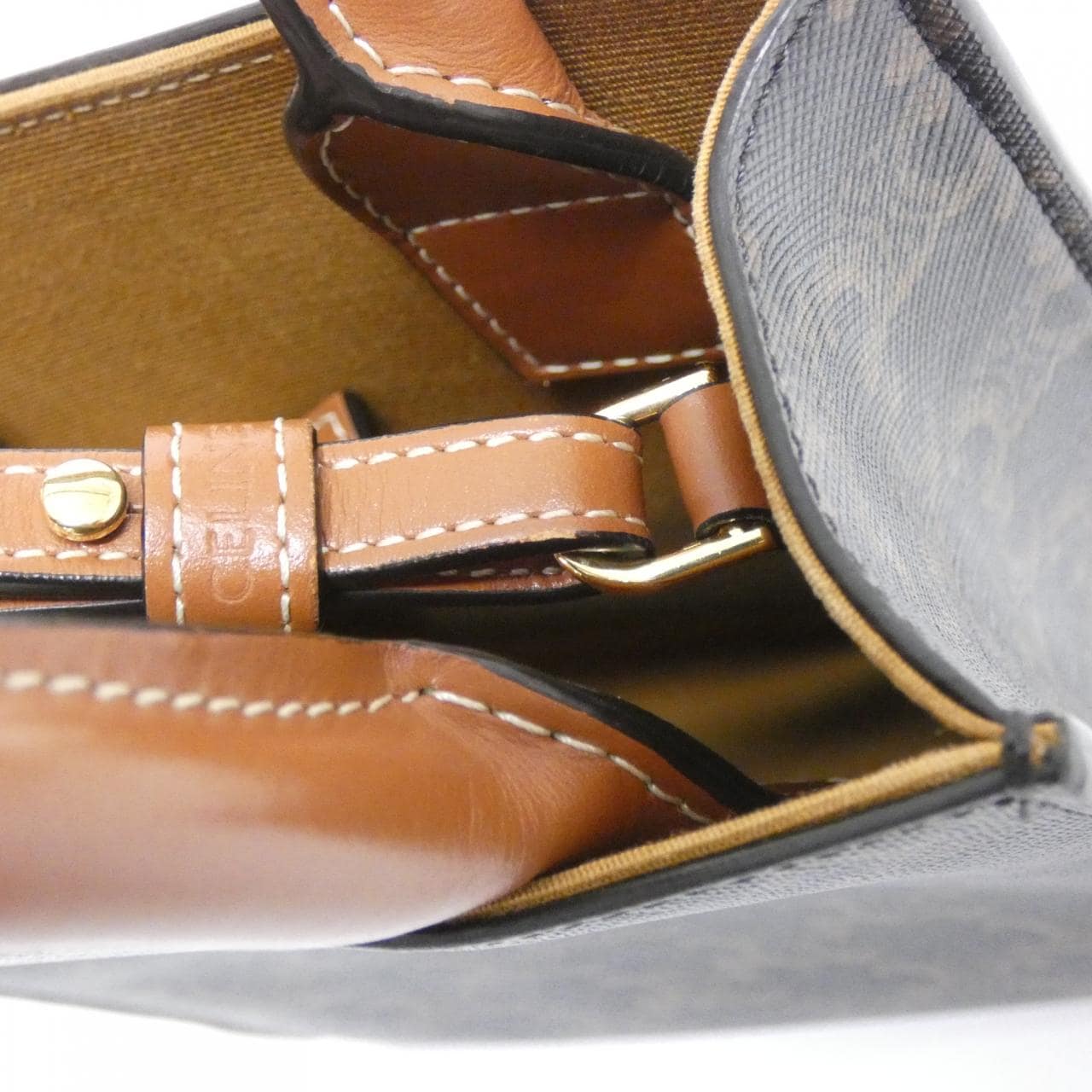 セリーヌ ミニ バーティカル カバ 194372BZK バッグ