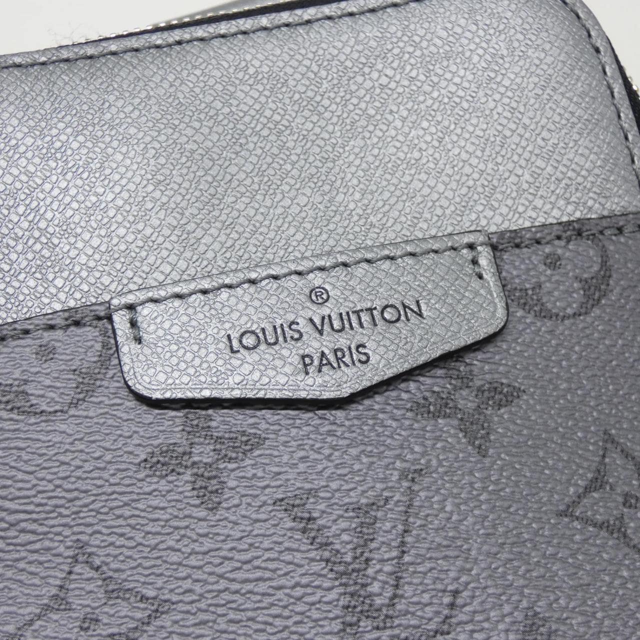 LOUIS VUITTON Taiga Rama 户外单肩包 M30833 单肩包