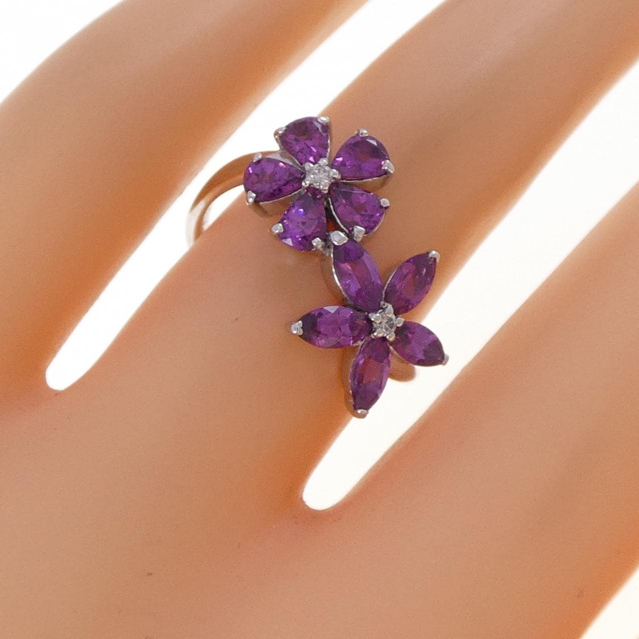 K18WG フラワー ガーネット リング 1.60CT