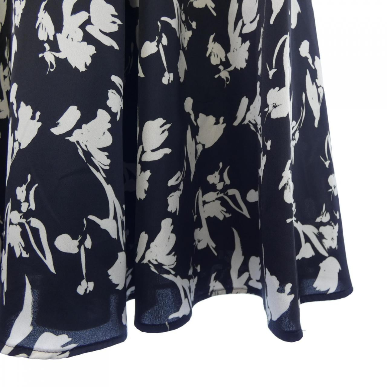 ニジュウサンク 23区 スカート