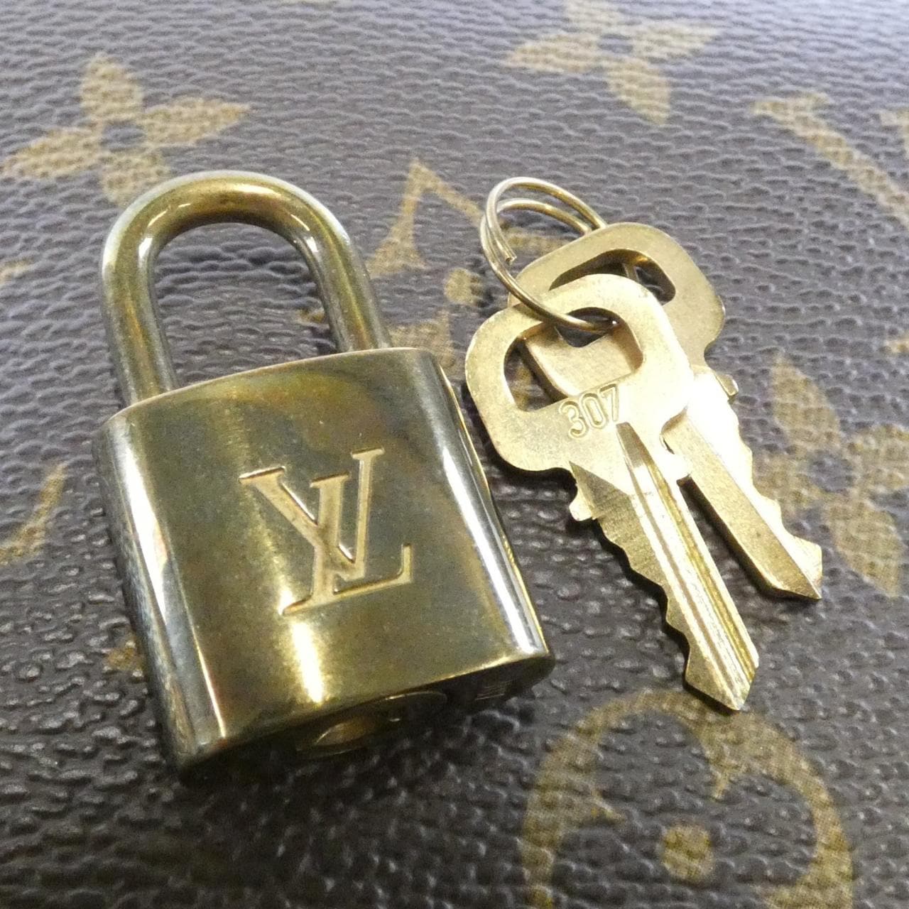 ルイヴィトン モノグラム トゥルーヴィル M42228 バッグ