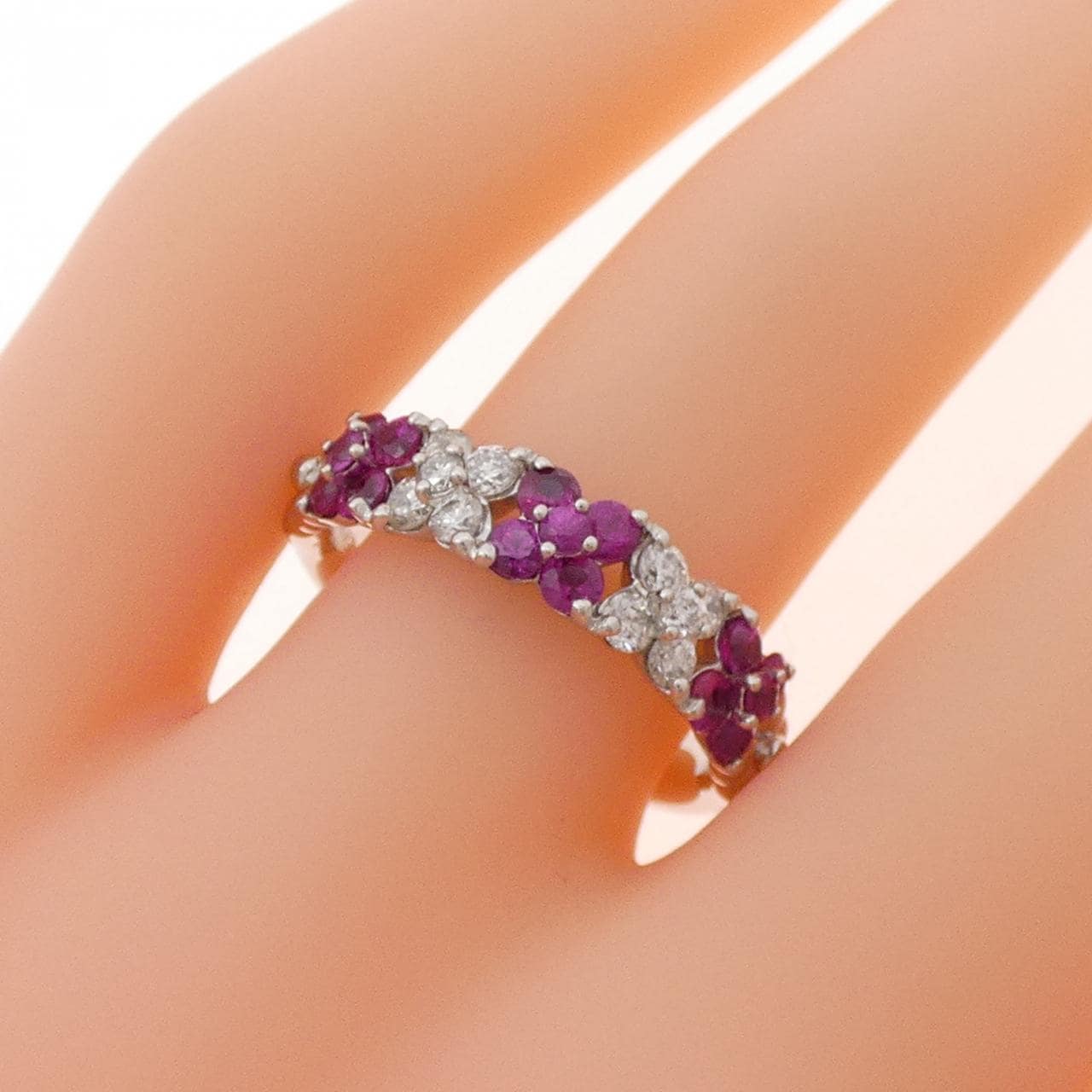 K18WG フラワー ルビー リング 0.78CT
