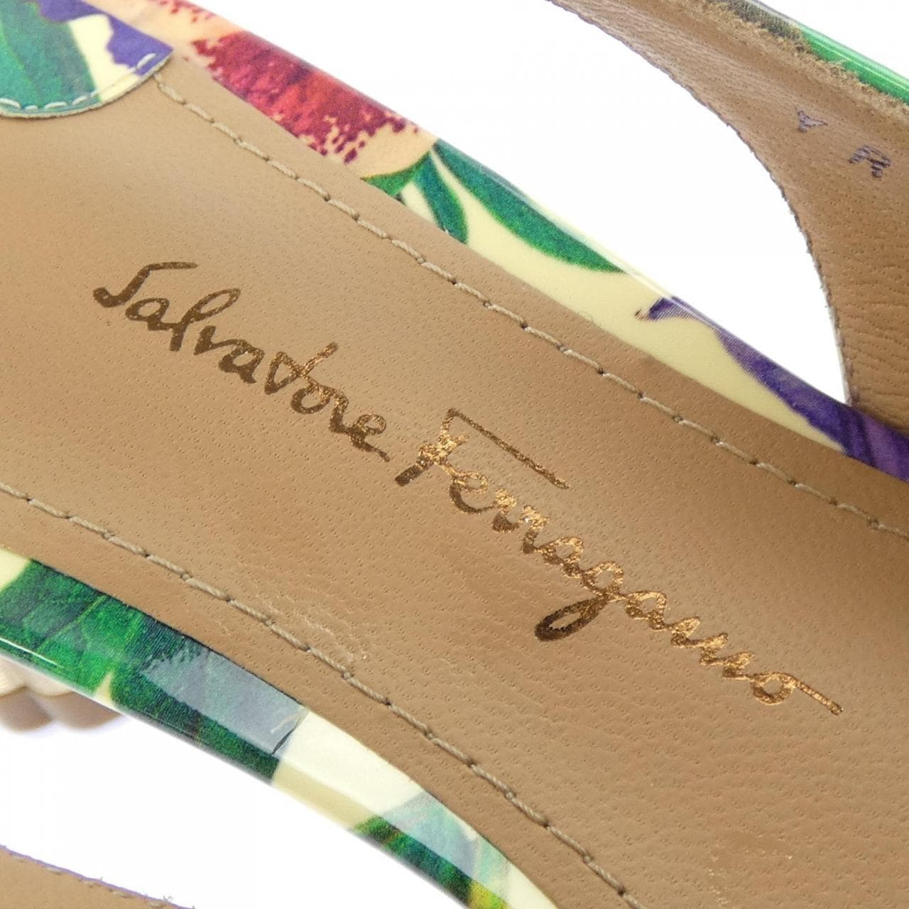 サルヴァトーレフェラガモ SALVATORE FERRAGAMO YR 11738 5 D パンプス