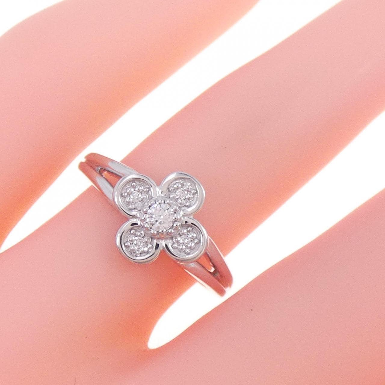 K10WG flower Diamond ring 0.06CT