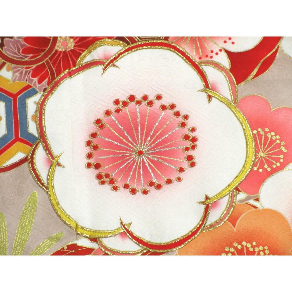 振袖　友禅金彩加工　刺繍入り　身幅２Ｌ寸