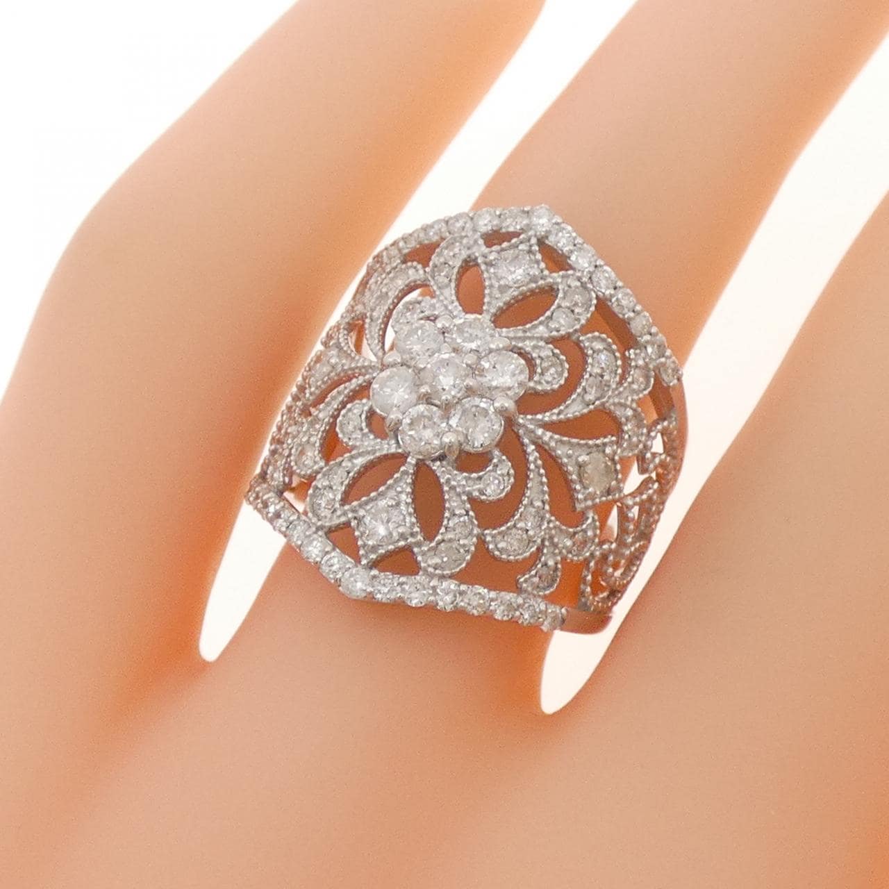 K18WG フラワー ダイヤモンド リング 1.00CT