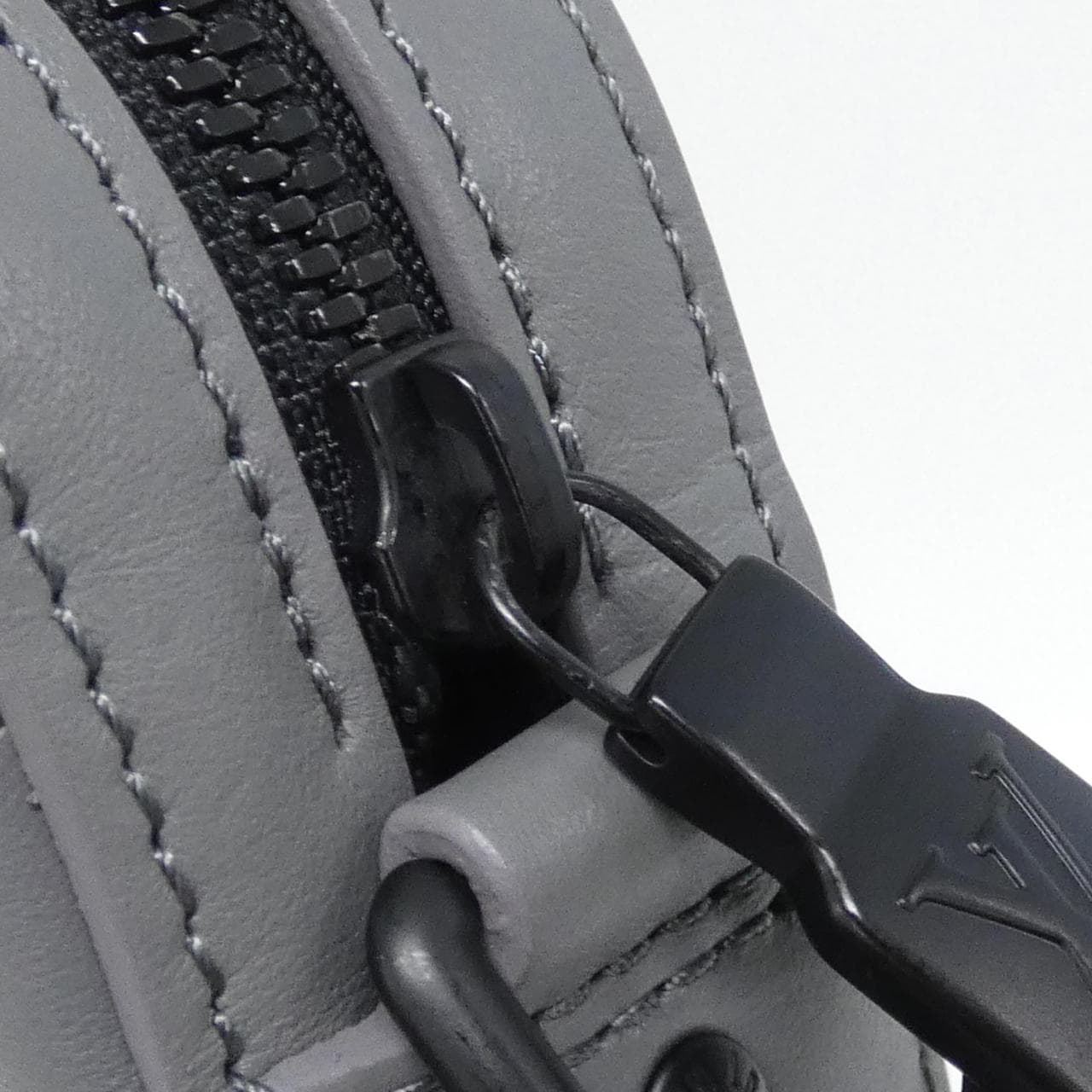 ルイヴィトン モノグラム シャドウ デュオ メッセンジャー M46104 ショルダーバッグ