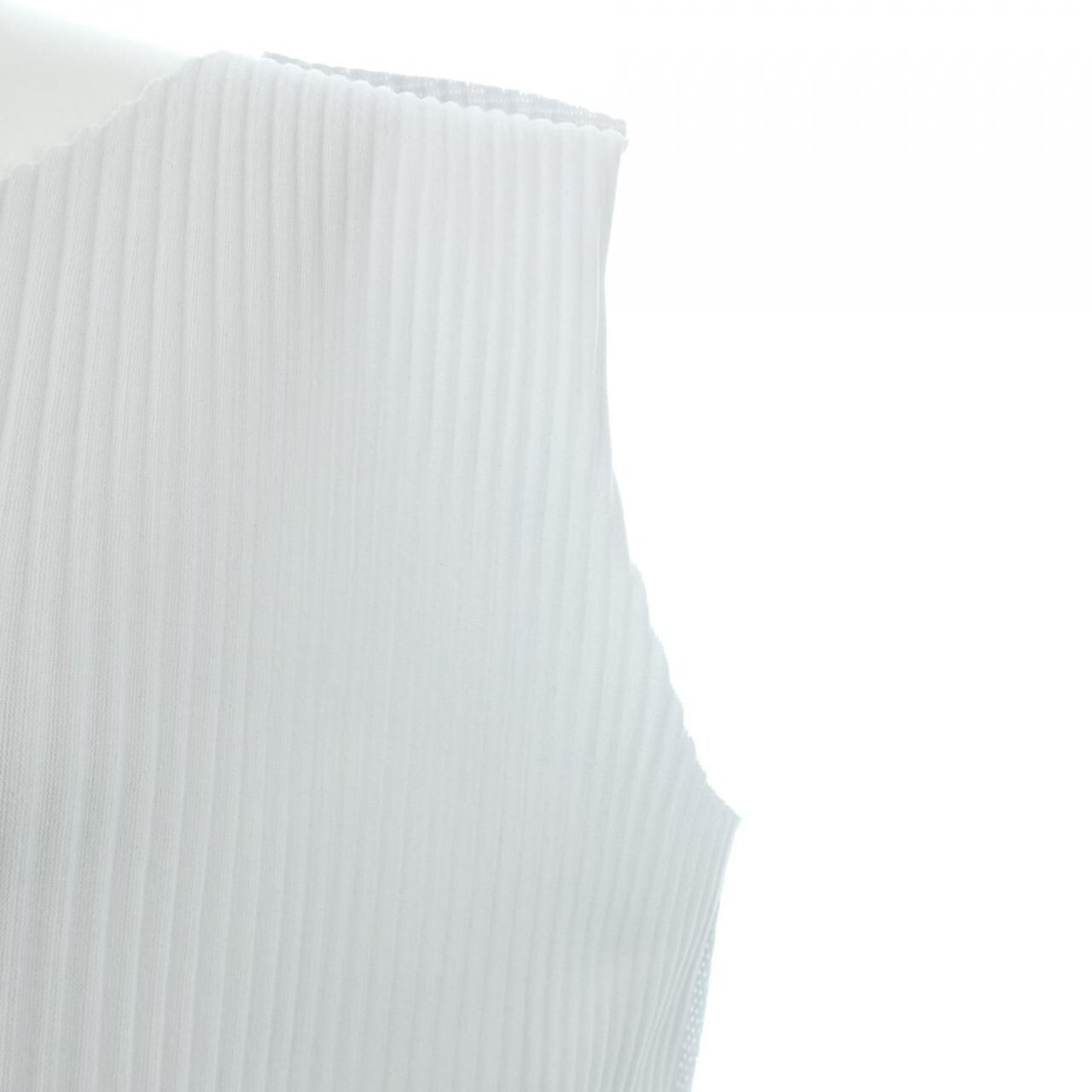 ミーイッセイミヤケ me ISSEY MIYAKE トップス