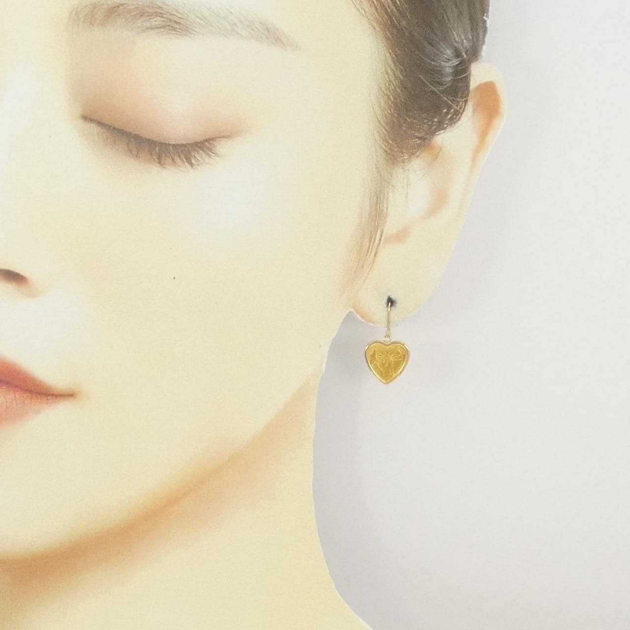 K18YG heart earrings