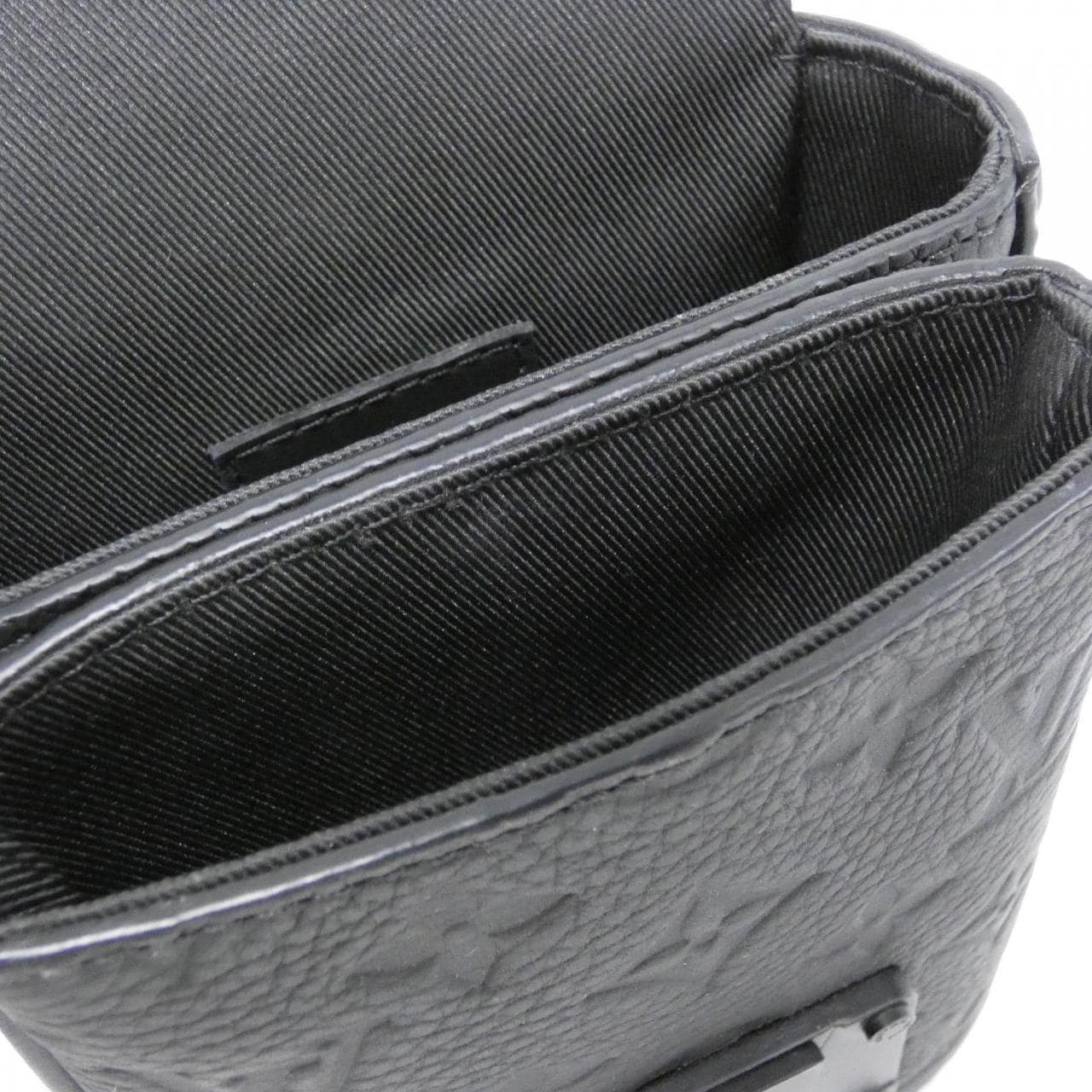 ルイヴィトン トリヨン モノグラム Sロック ヴェルティカル ウエアラブル ウォレット M81524 ショルダーバッグ