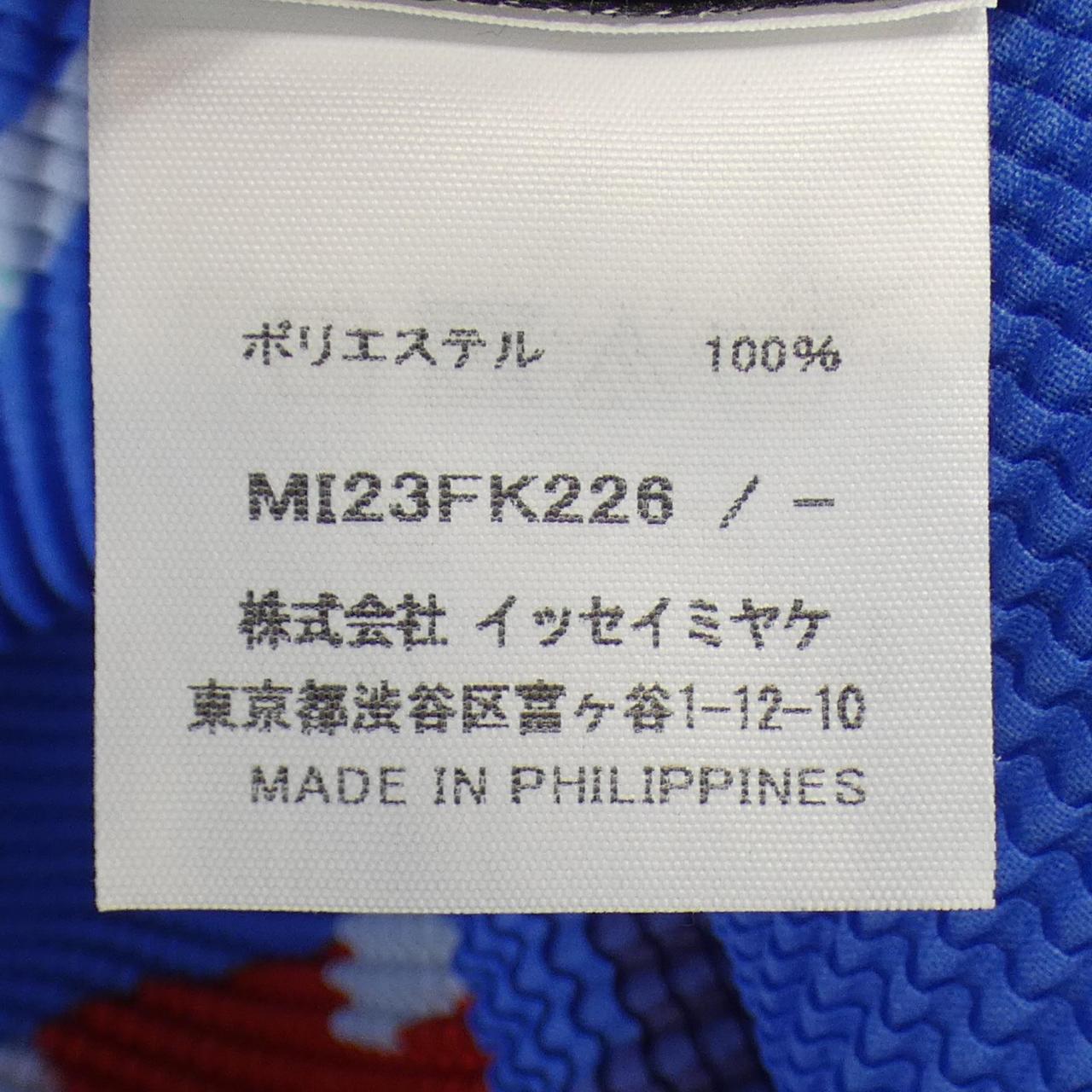 ミーイッセイミヤケ me ISSEY MIYAKE トップス