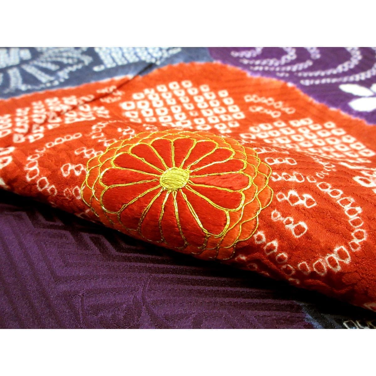 振袖　友禅金彩加工　絞り加工刺繍入