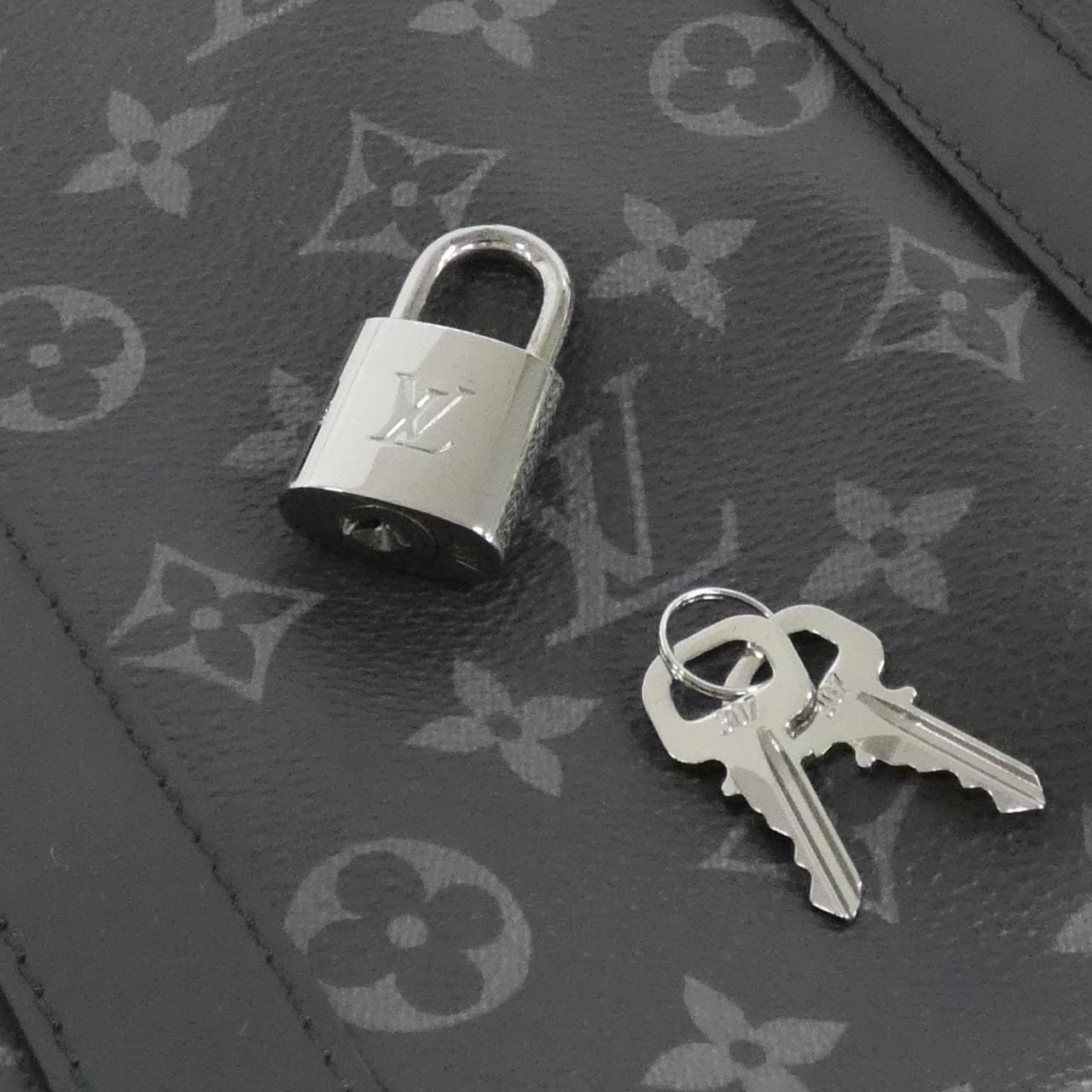 ルイヴィトン モノグラム エクリプス ポルト ドキュマン ヴォワヤージュ M46457 バッグ