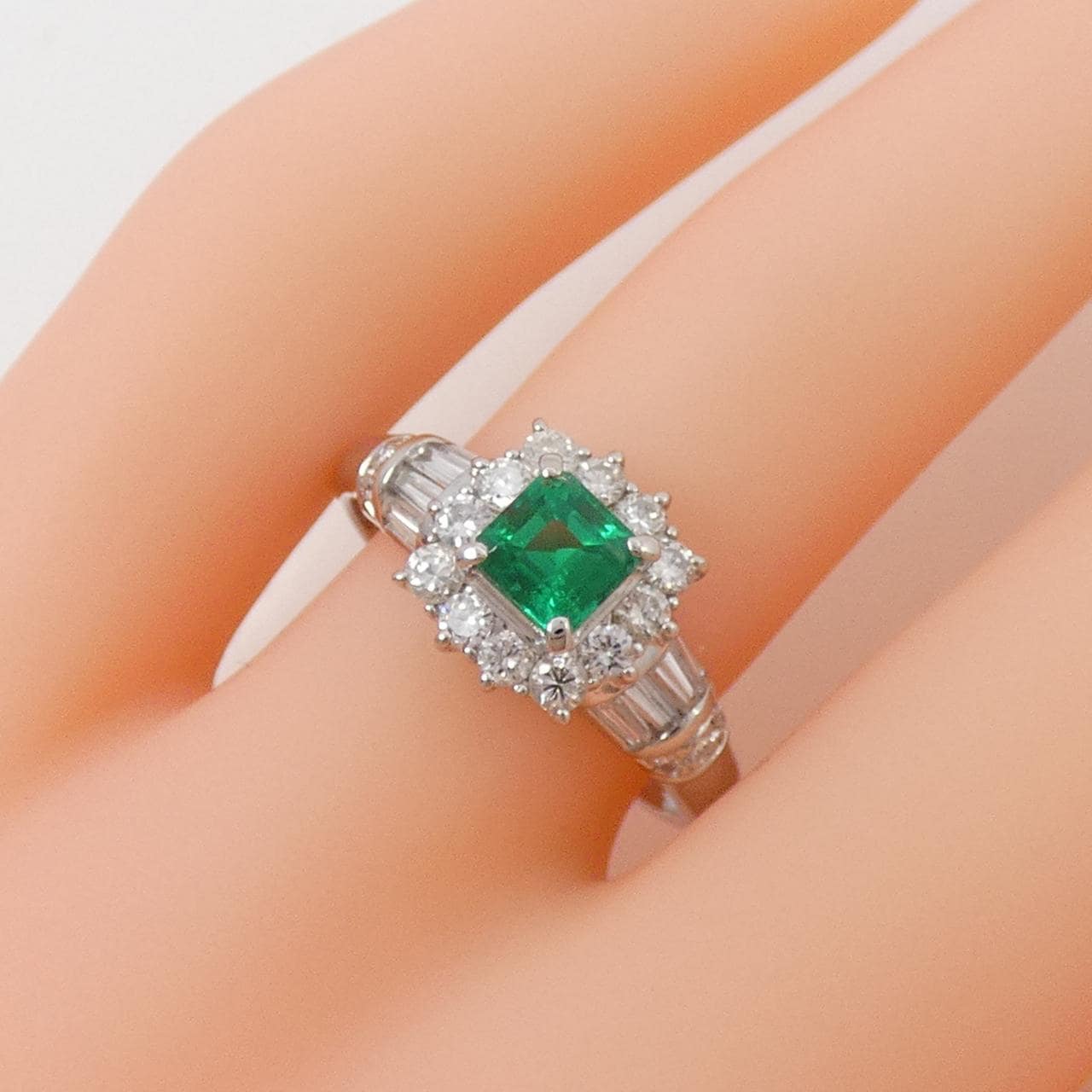 PT900 Emerald Ring 0.50CT