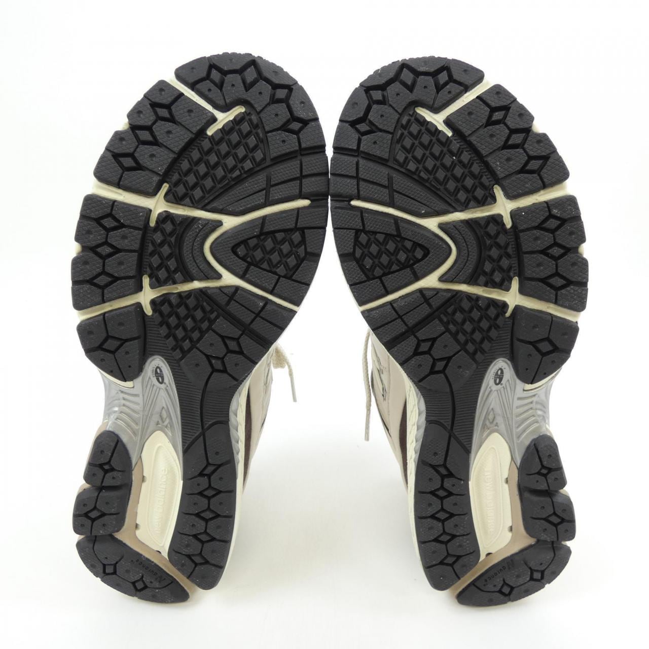 ニューバランス NEW BALANCE M2002RXV スニーカー