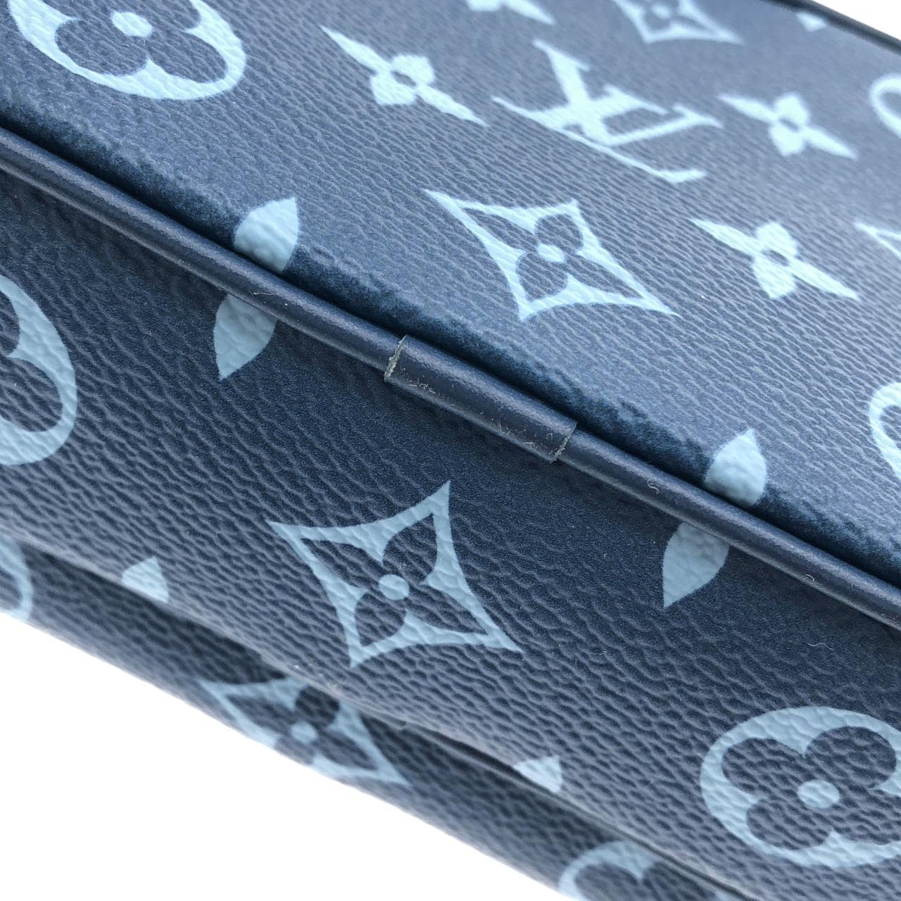 ルイヴィトン モノグラム トーン アルファ ウェアラブル ウォレット M82801 ショルダーバッグ