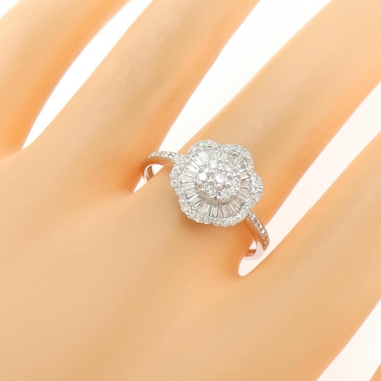 K18WG フラワー ダイヤモンド リング 0.50CT